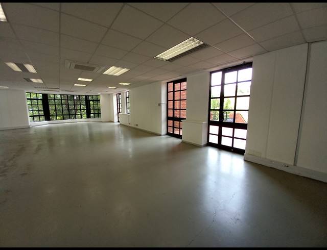 396M² OFFICE TO LET IN LYME PARK